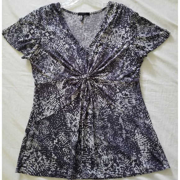 Daisy Fuentes Sz L Short Sleeve Twisted Front BOHO Gray V-NECK Women Top - Picture 9 of 12
